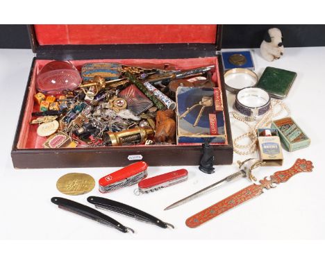 A wooden box of mixed collectables to include corkscrew, jewellery, coins, cut throat razors, antique brass fishing reels, ba