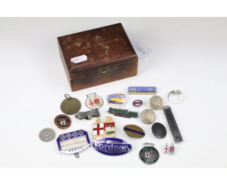 A small collection of badges and buttons to include Fordson and Great Western enamel examples. 