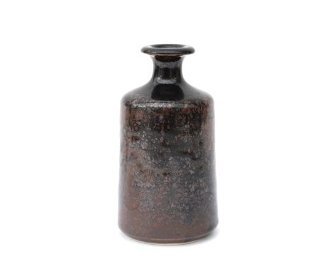 Maragrete Schott (1911-2004) A flask-shaped tenmoku glazed stoneware vase, 1988, marked. 17,5 cm. h.