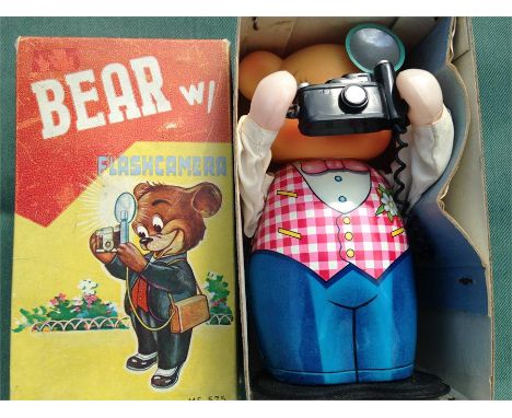 Vintage tin toy figure - Bear with flash camera (made in China) MS575