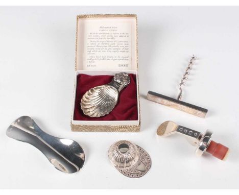 An Elizabeth II silver caddy spoon with scallop shell bowl and similarly cast handle, Birmingham 1979, boxed, a silver novelt