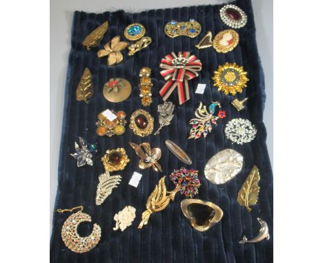Collection of vintage brooches, various, to include cameo style, floral, animals, harp, etc.(B.P. 21% + VAT) 