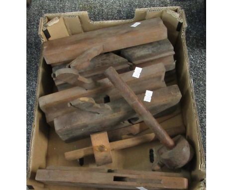 Box of vintage carpenter's planes etc.(B.P. 21% + VAT) 