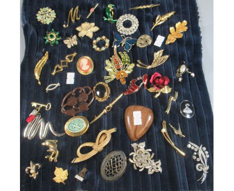 Collection of vintage brooches to include flowers and foliage, butterflies, cameo design, etc.(B.P. 21% + VAT) 