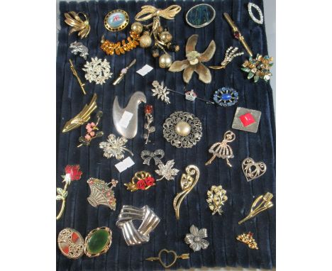 Collection of vintage brooches to include floral, contemporary designs, hearts, etc.(B.P. 21% + VAT) 
