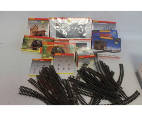 A COLLECTION OF BOXED AND LOOSE HORNBY DUBLO, HORNBY RAILWAYS AND PLAY CRAFT "00" TRACK AND ACCESSORIES, to include Junction 