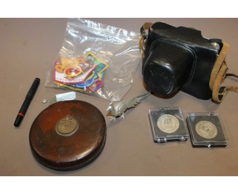 A BOX OF COLLECTABLES TO INCLUDE SCOUT BADGES, VINTAGE CAMERA ETC