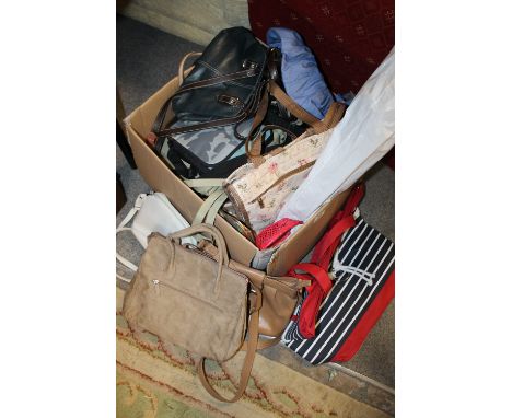 A TRAY OF VINTAGE HANDBAGS ETC