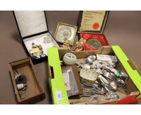 A TRAY OF COLLECTABLES TO INCLUDE COINS, PENDELFIN RABBITS, SILVER PLATED FLATWARE ETC
