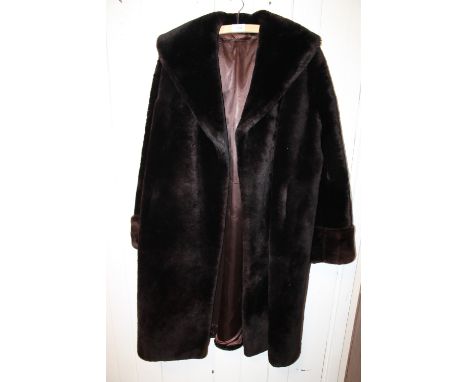 A LADIES VINTAGE FUR COAT