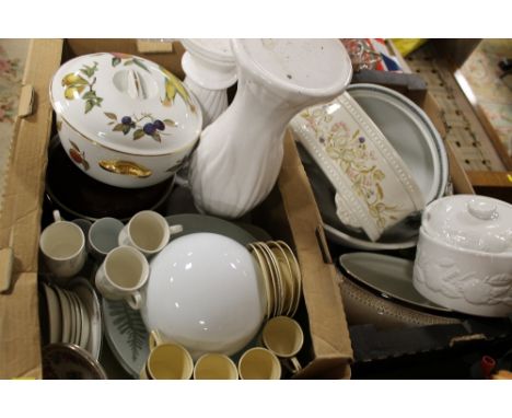 TWO TRAYS OF CERAMICS TO INC A ROYAL WORCESTER EVESHAM TUREEN