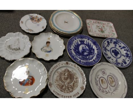 A QUANTITY OF VINTAGE COLLECTORS PLATES TO INC ROYAL DOULTON, COALPORT, ROYAL WORCESTER ETC