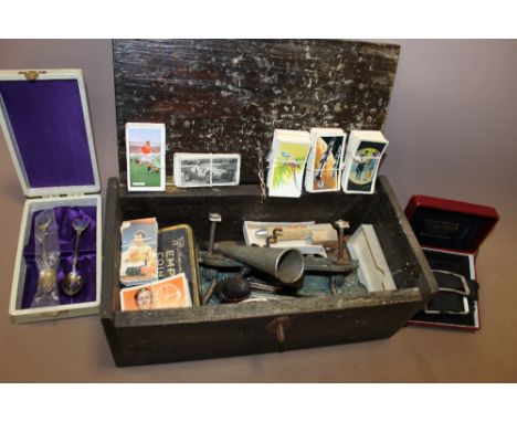 A BOX OF COLLECTABLES TO INCLUDE CIGARETTE CARDS, COINS, VINTAGE PENS ETC
