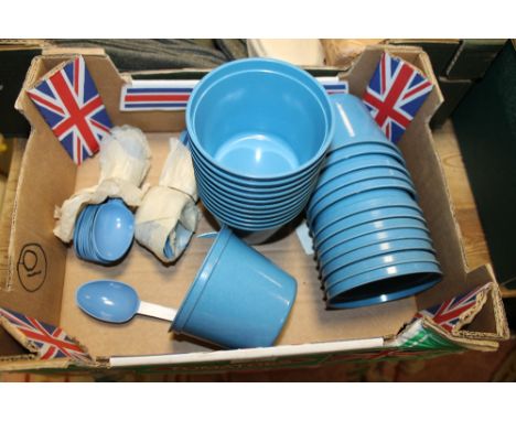 A TRAY OF APPROXIMATELY 24 WW2 ERA MINISTRY OF FOOD BOWLS & SPOONS
