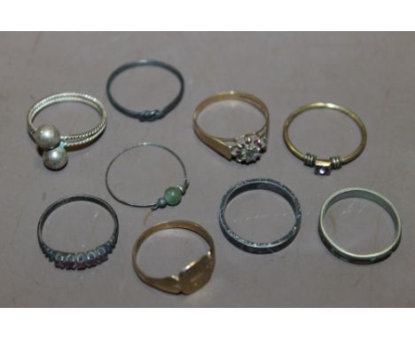 NINE ASSORTED LADIES RINGS TO INCLUDE A 9CT SIGNET RING, 9CT ILLUSION SET DIAMOND + RUBY RING ETC