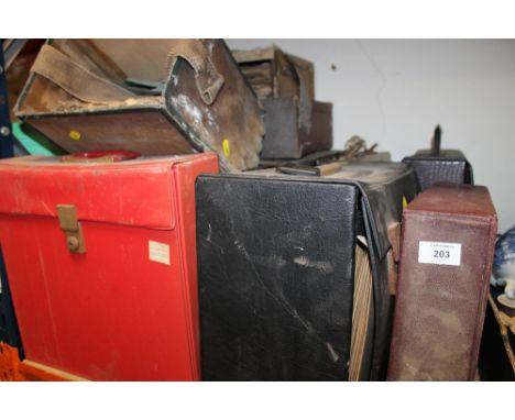 A LARGE QUANTITY OF VINTAGE 78'S RECORDS ETC