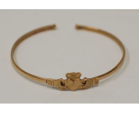 9ct GOLD TORQUE BANGLE, with Claddagh pattern top, 3.9gms 