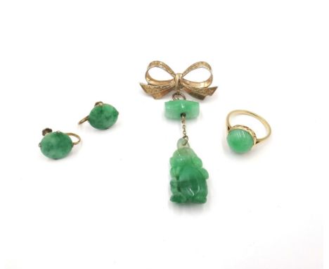 A gold ring, mounted with a circular cabochon jade, a pair of gold mounted jade single stone earrings, each mounted with a ci