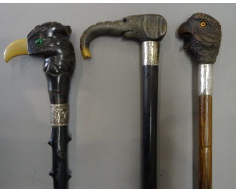 A horn and hardwood mounted 'parrot's head' walking stick, early 20th century, with black thorn ebonised shaft (90cm), a horn