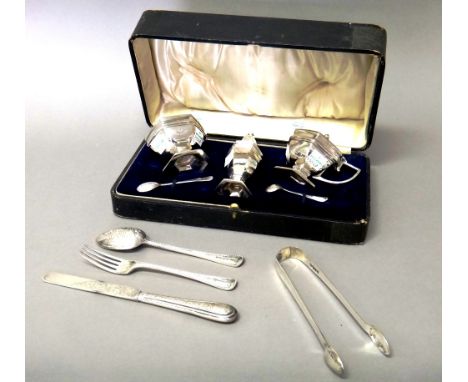 Silver and silver mounted wares, comprising; a mustard pot and a salt, Birmingham 1913, with two blue glass liners, a similar