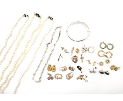 9ct gold and other jewellery, comprising; a wedding ring, five pendants and lockets, ten pairs of earrings, a silver oval hin