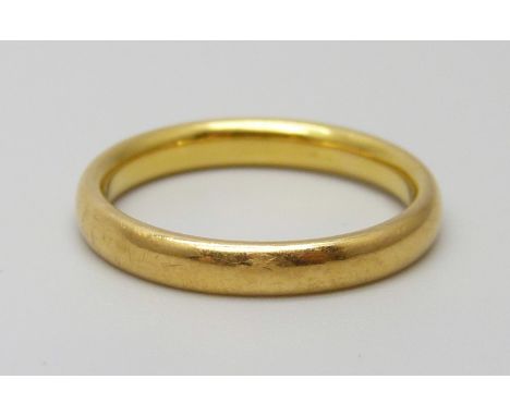A 22ct gold wedding ring, 3.7g, K
