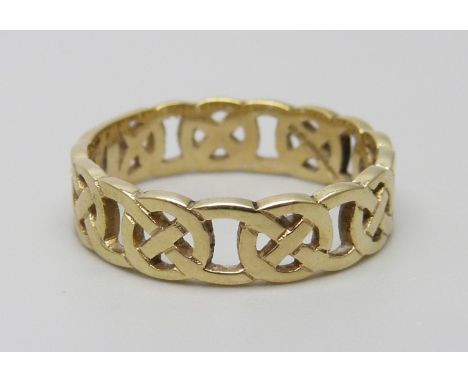 A 9ct yellow gold Celtic design ring, 3g