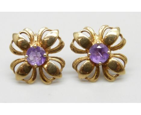 A pair of 9ct gold amethyst set flower earrings, 1.6g, 1.2cm