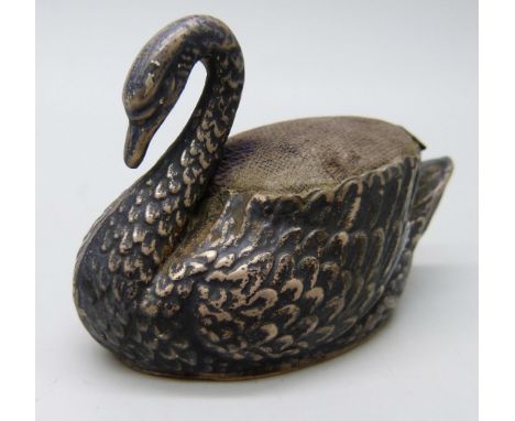 A silver pin cushion in the form of a swan, Birmingham, 1905, 26g, 5.2cm