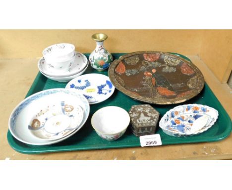 A group of ceramics, to include New Hall porcelain tea bowls and dishes, a modern cloisonné vase, a Chinese style pin dish, c