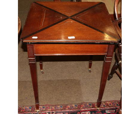 An Edwardian mahogany envelope card table 60.5cm closed by 74cm high. 