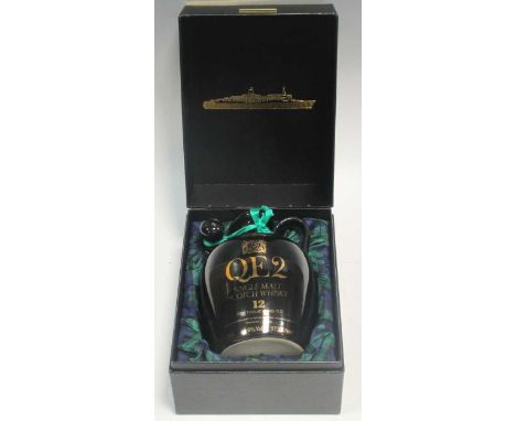 Single malt Scotch whisky "QEII", 12 years old in original flask and box