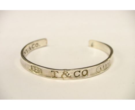 A white metal Tiffany style bangle