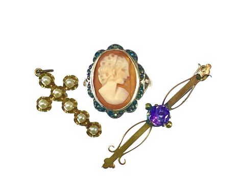 A 9ct seed pearl set cross pendant, a 9ct amethyst set bar brooch and a yellow and white metal shell cameo ring, 9.5g.