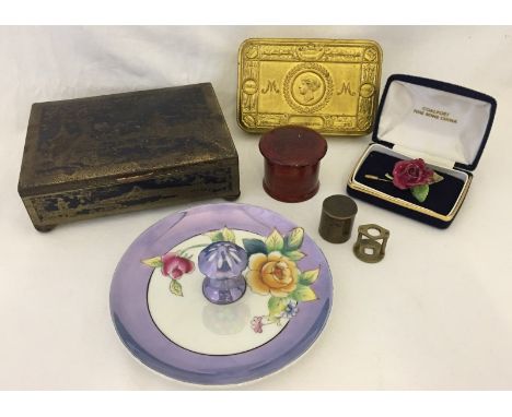 A tray of assorted items. Comprising a map magnifier in brass case, a vintage Rothmans's cigarette box with oriental design, 