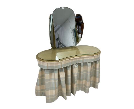 Mid-20th century kidney shaped kneehole twin pedestal dressing table, fitted with triptych mirror and six drawers flanking ce