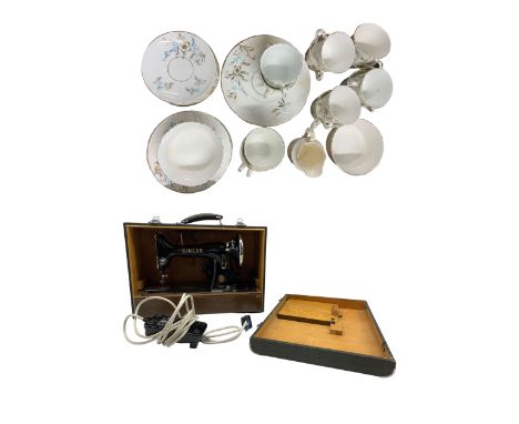 Early 19th century tea service for twelve comprising cups, saucers, side plates, slop bowl, sugar bowl, milk jug etc and a Vi