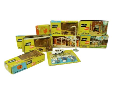 Corgi - Collection of Corgi kits to include Shell Filling Station Building, 608; Batley 'Leofric' Garage, 601; Shell Filling 