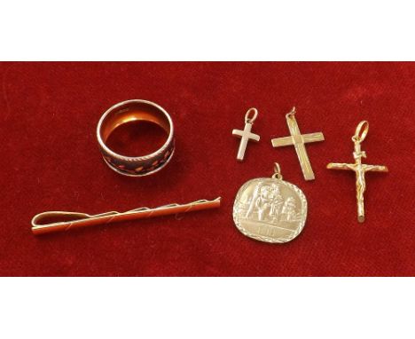 Assorted 9ct jewellery to include a ring, tie slide and four pendants, 9.2gm