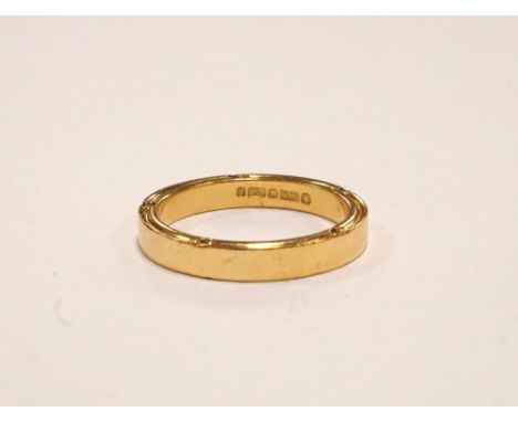 EIGHTEEN CARAT GOLD WEDDING BAND
with five diamonds to each side of the ring, ring size K-L