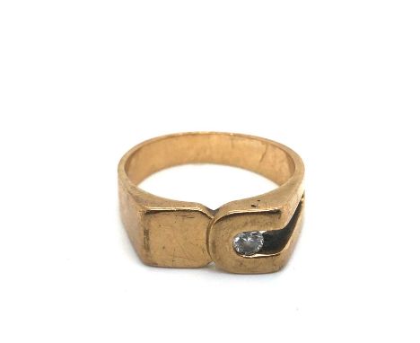 A gents diamond set signet style ring. Unhallmakred, assessed as 9ct gold. Finger size U 1/2. Weight 7.66 grams.  