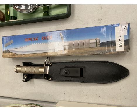 A BOXED STAINLESS STEEL BOWIE HUNTING KNIFE 