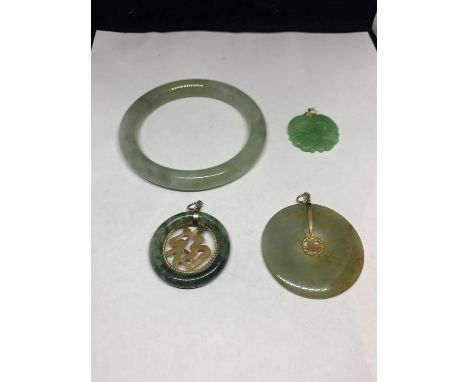 FOUR VARIOUS PIECES OF JADE TO INCLUDE A BANGLE AND THREE PENDANTS 