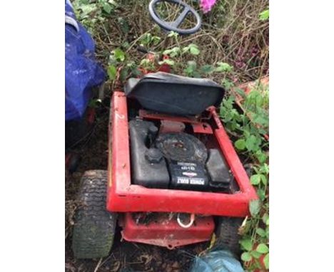 A MURRAY GARDEN TRACTOR FOR SPARES OR REPAIRSNB:THESE ITEMS ARE TO BE COLLECTED FROM HEATHER BANK FARM, CONGLETON, CHESHIRE, 