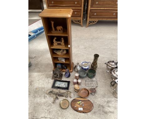 AN ASSORTMENT OF ITEMS TO INCLUDE A MINITURE SHELVING UNIT WITH TREEN FIGURES TO ALSO INCLUDE CERAMIC BOWLS AND VASES ETC 