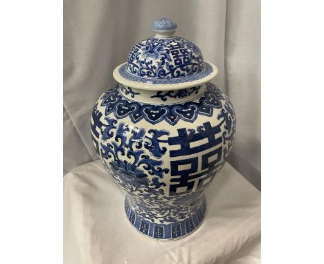 A LARGE 19TH CENTURY CHINESE BLUE AND WHITE LIDDED TEMPLE JAR / VASE, LATER SEAL MARK TO BASE, HEIGHT 43 CM 