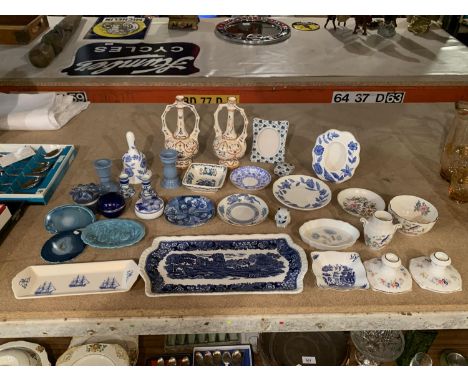 A MIXED GROUP OF CERAMICS TO INCLUDE SPODE, COALPORT, ROYAL ALBERT, AYNSLEY, MASONS EXAMPLES ETC. 