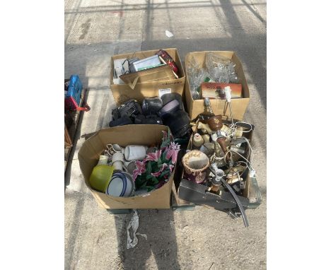 AN ASSORTMENT OF HOUSEHOLD CLEARANCE ITEMS TO INCLUDE CERAMIC CUPS AND JUGS, SPEAKERS AND LAMPS ETC 