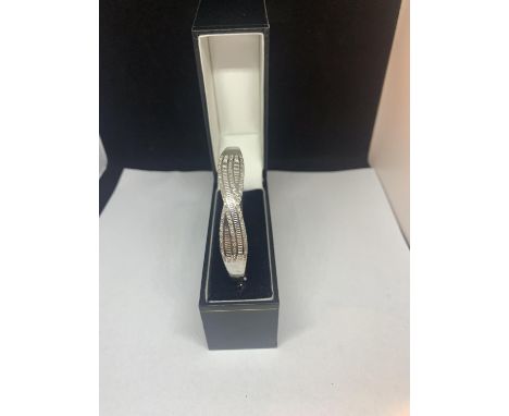 A SILVER AND CLEAR STONE BANGLE ON A TWIST DESIGN IN A PRESENTATION BOX 