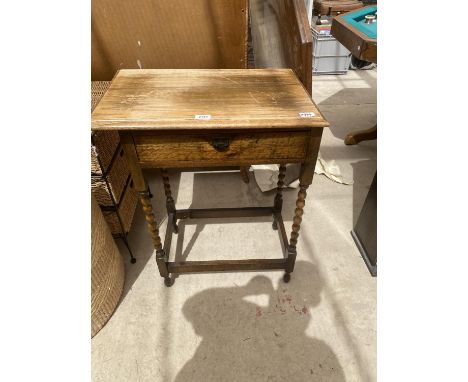 AN EARLY 20TH CENTURY OAK BARLEYTWIST SIDE TABLE, 24" WIDE 